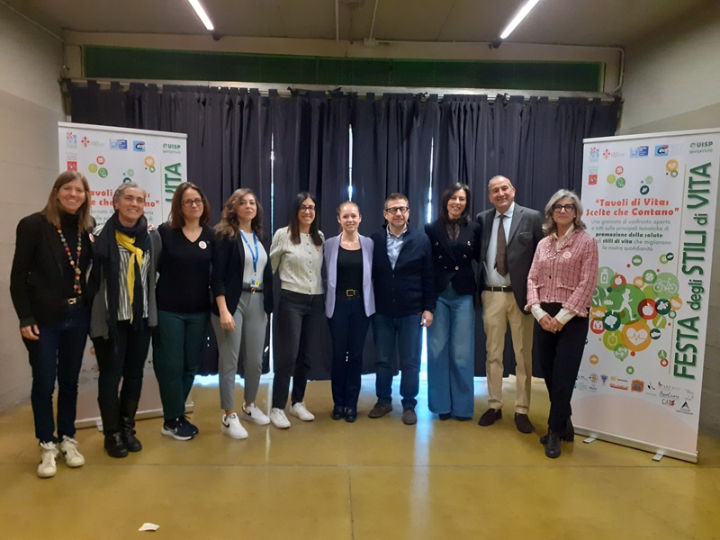  foto di gruppo con il Direttore del dipartimento prevenzione Asl, dott. Nardone, con gli assessori Perini e Paulesu, con la Direttrice SdS Firenze, Giunti e con alcuni operatori che hanno partecipato