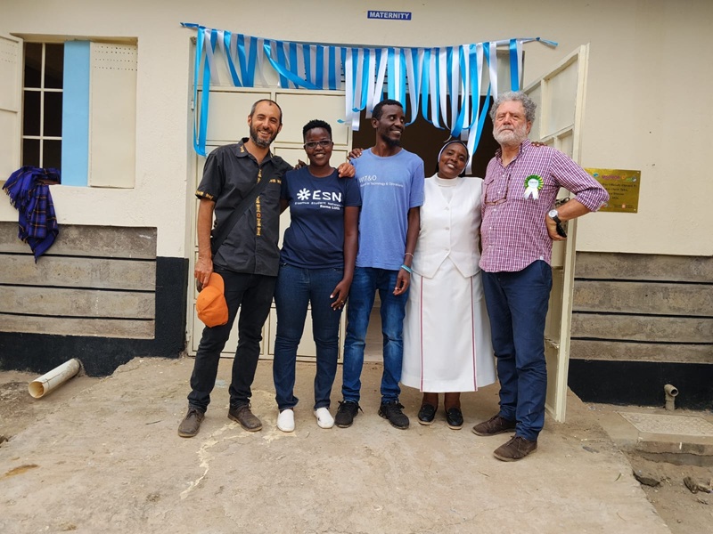foto il referente per la cooperazione internazionale di Asl Toscana centro con gli altri operatori