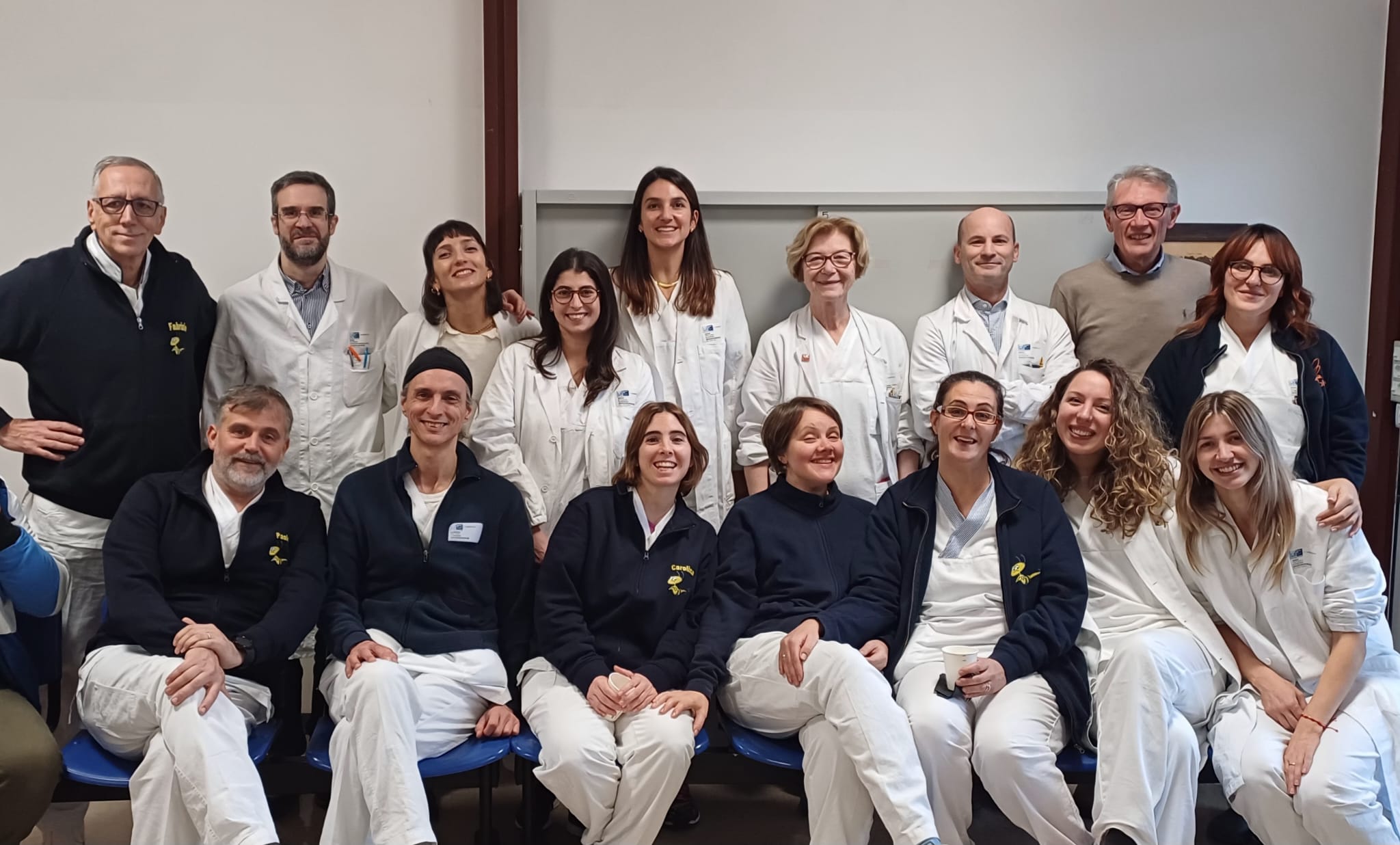 foto il gruppo della struttura di Allergologia e il momento della premiazione