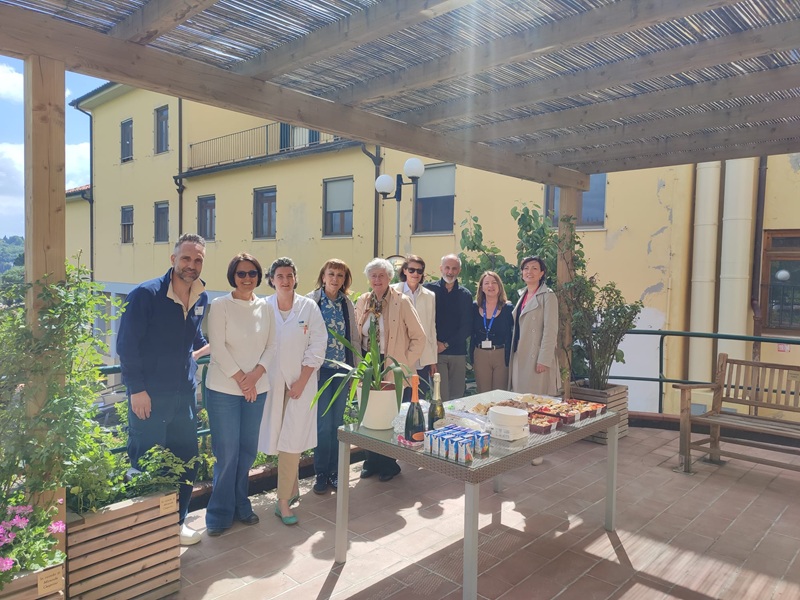 Foto di gruppo sotto la pergola