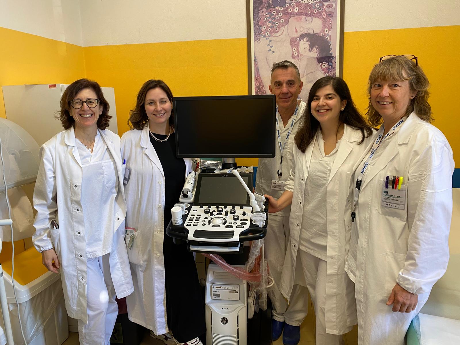 Il personale di ostetricia e ginecologia con il dott. Giusti intorno all'ecografo