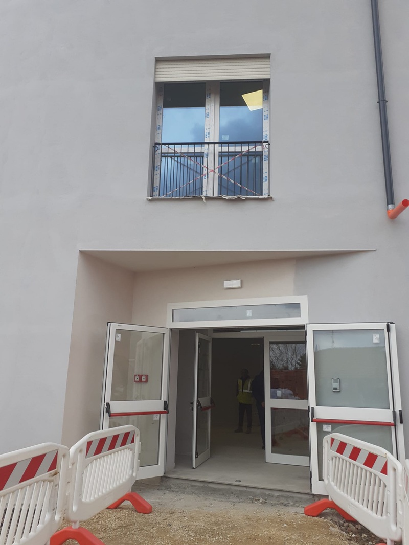 l'ingresso alla Casa della Comunità negli ultimi giorni di cantiere