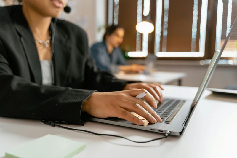Operatore con laptop al telefono