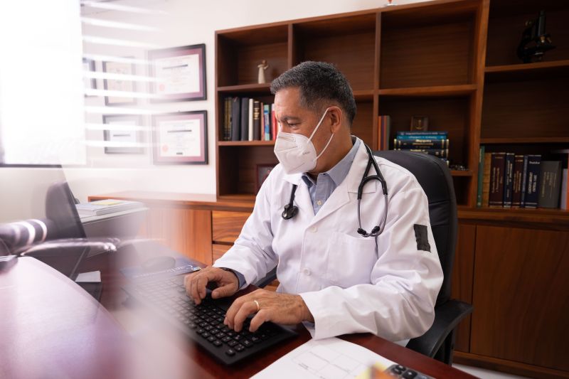  un medico all'interno del proprio ambulatorio