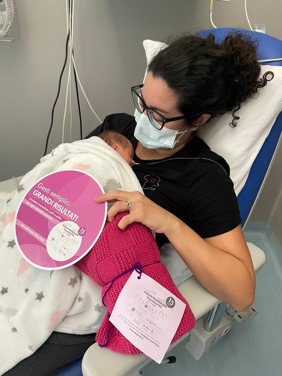 mamma con bambina con copertina Fondazione AMI